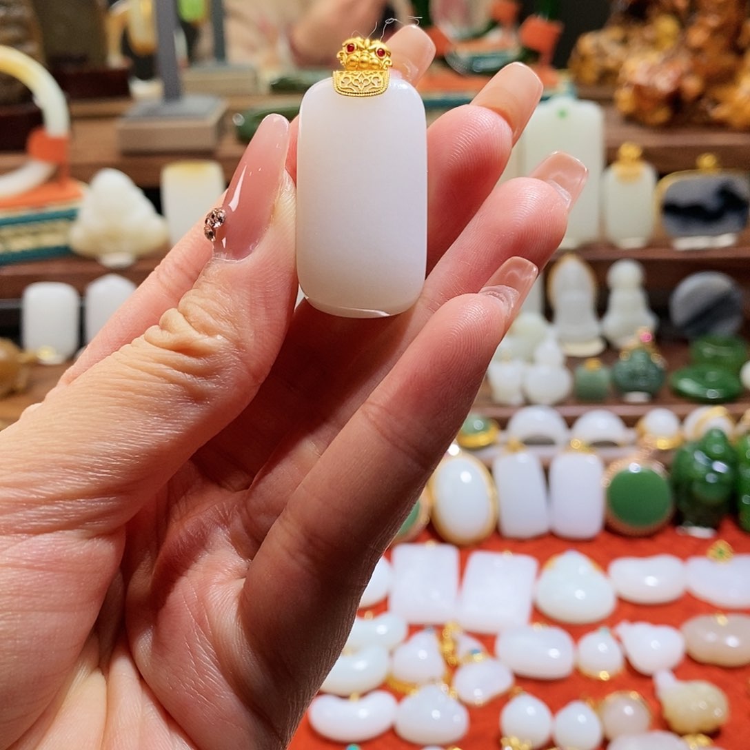 和田玉吊坠(不含链)18K金镶嵌崽**麻