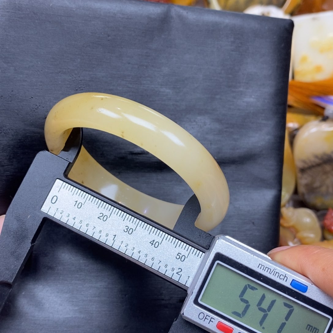 石英质玉（黄龙玉）颈饰未镶嵌