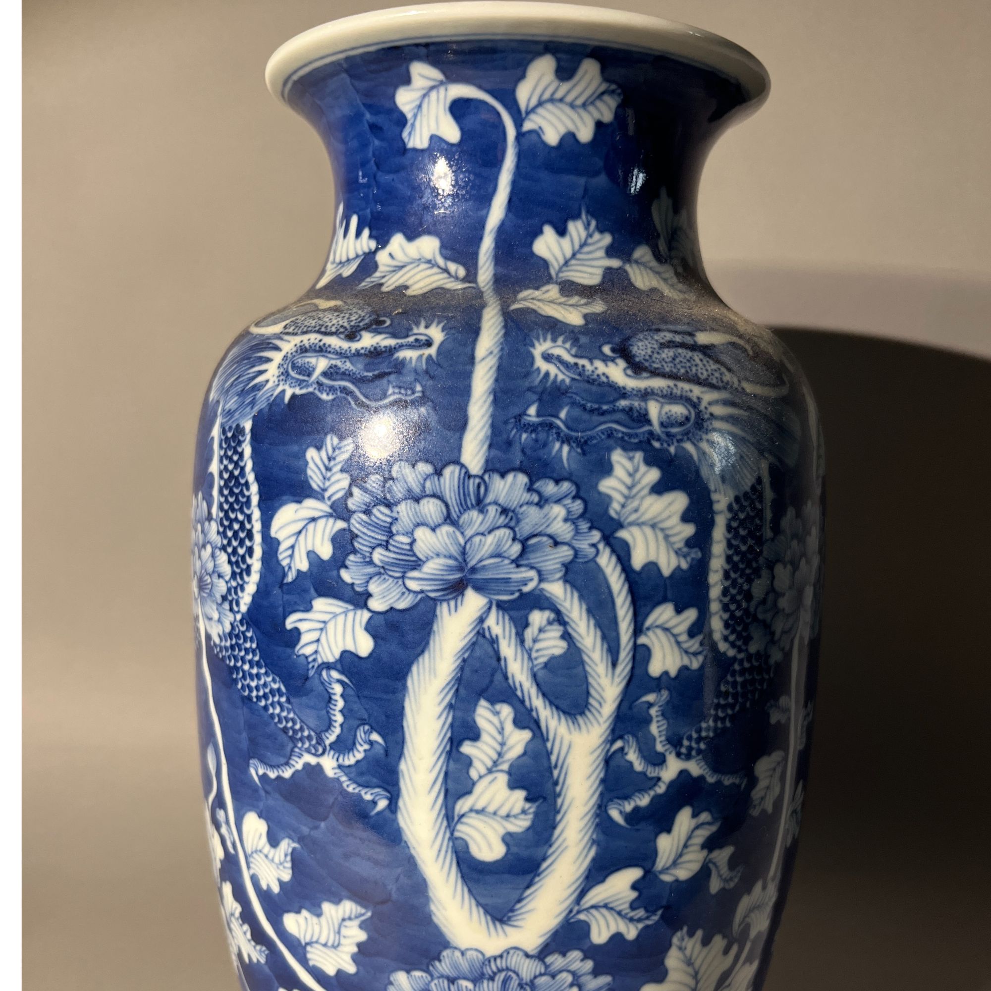 青花留白龙穿花纹灯笼瓶