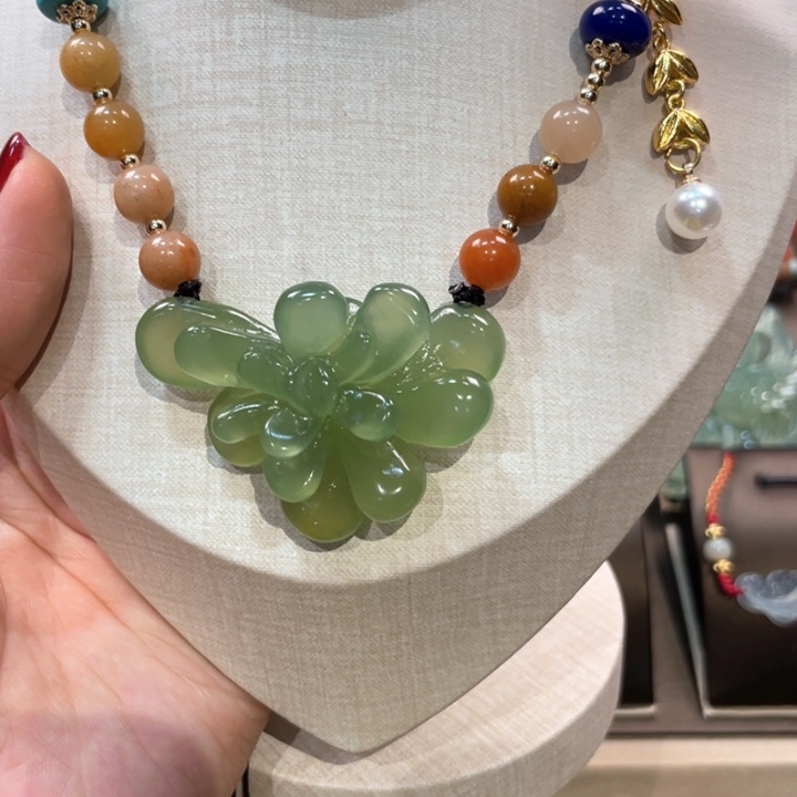 蛇纹石玉颈饰未镶嵌