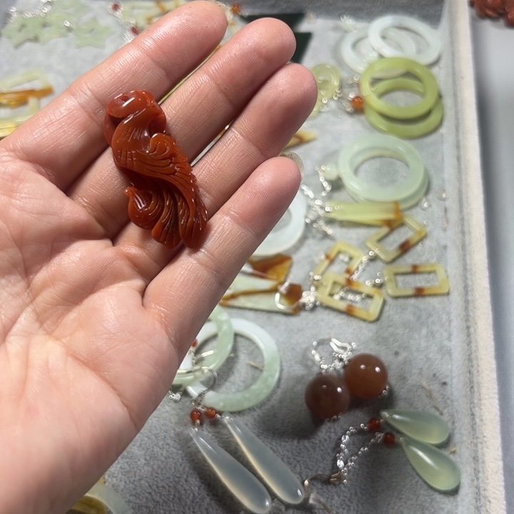 蛇纹石玉耳饰未镶嵌染*