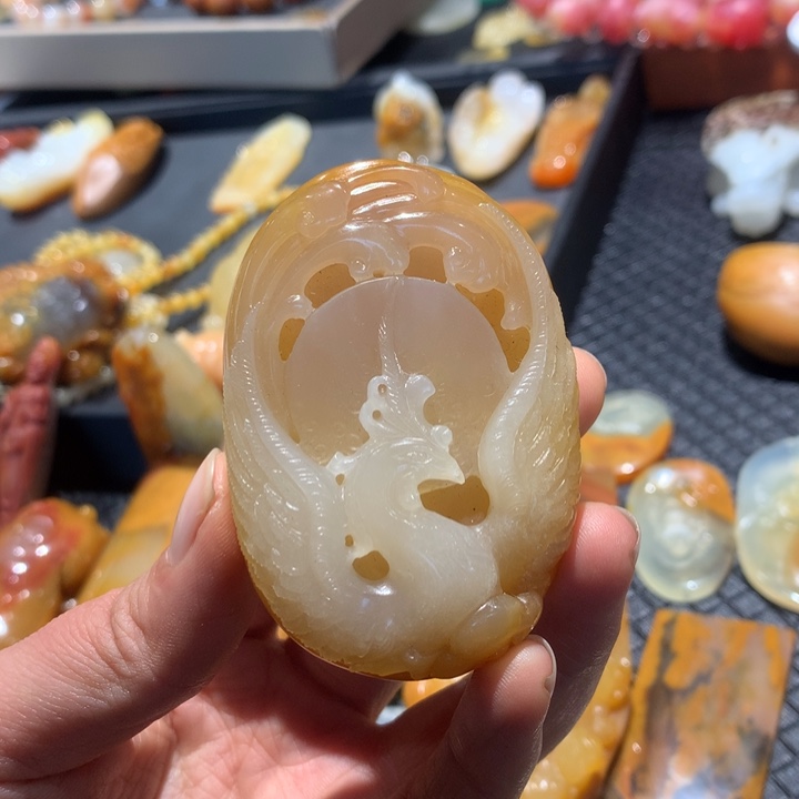 石英质玉（黄龙玉）未镶嵌颈饰