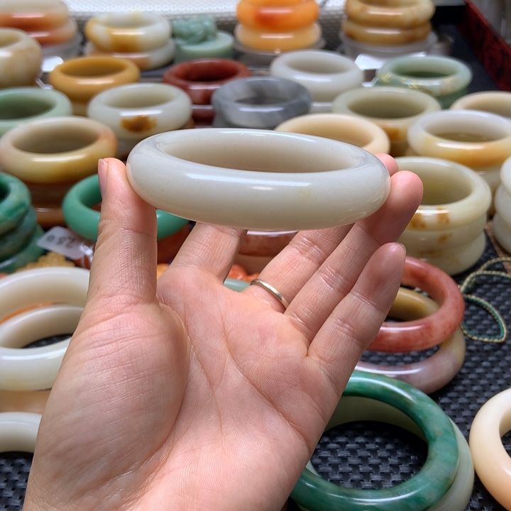 石英质玉手镯未镶嵌