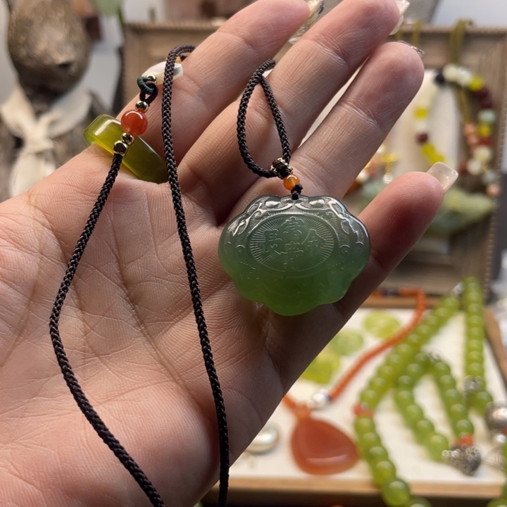 蛇纹石玉吊坠未镶嵌