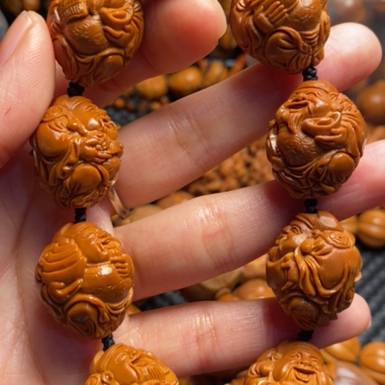 橄榄核吊坠八方财神