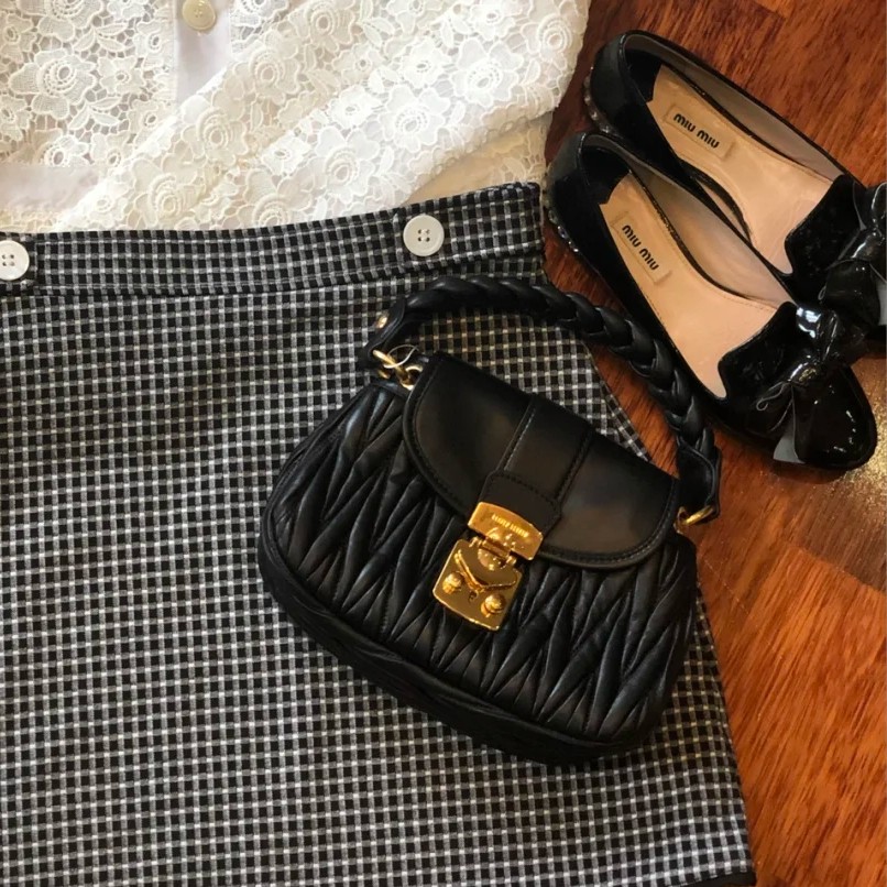 95新 MIU MIU/缪缪 黑金褶皱羊皮云朵元宝包手提斜挎包芯片款新款