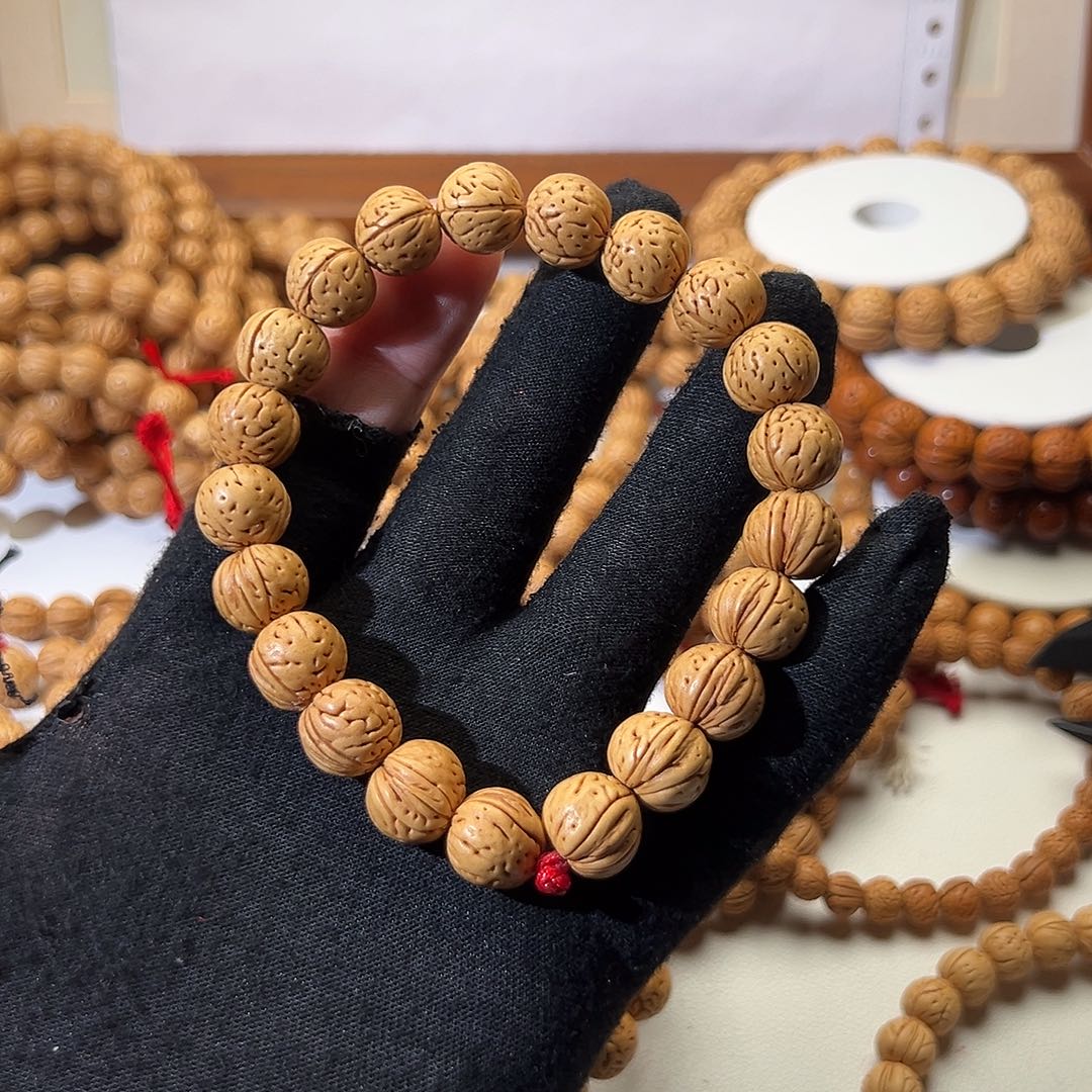 此***思桃核手串野生宽脐