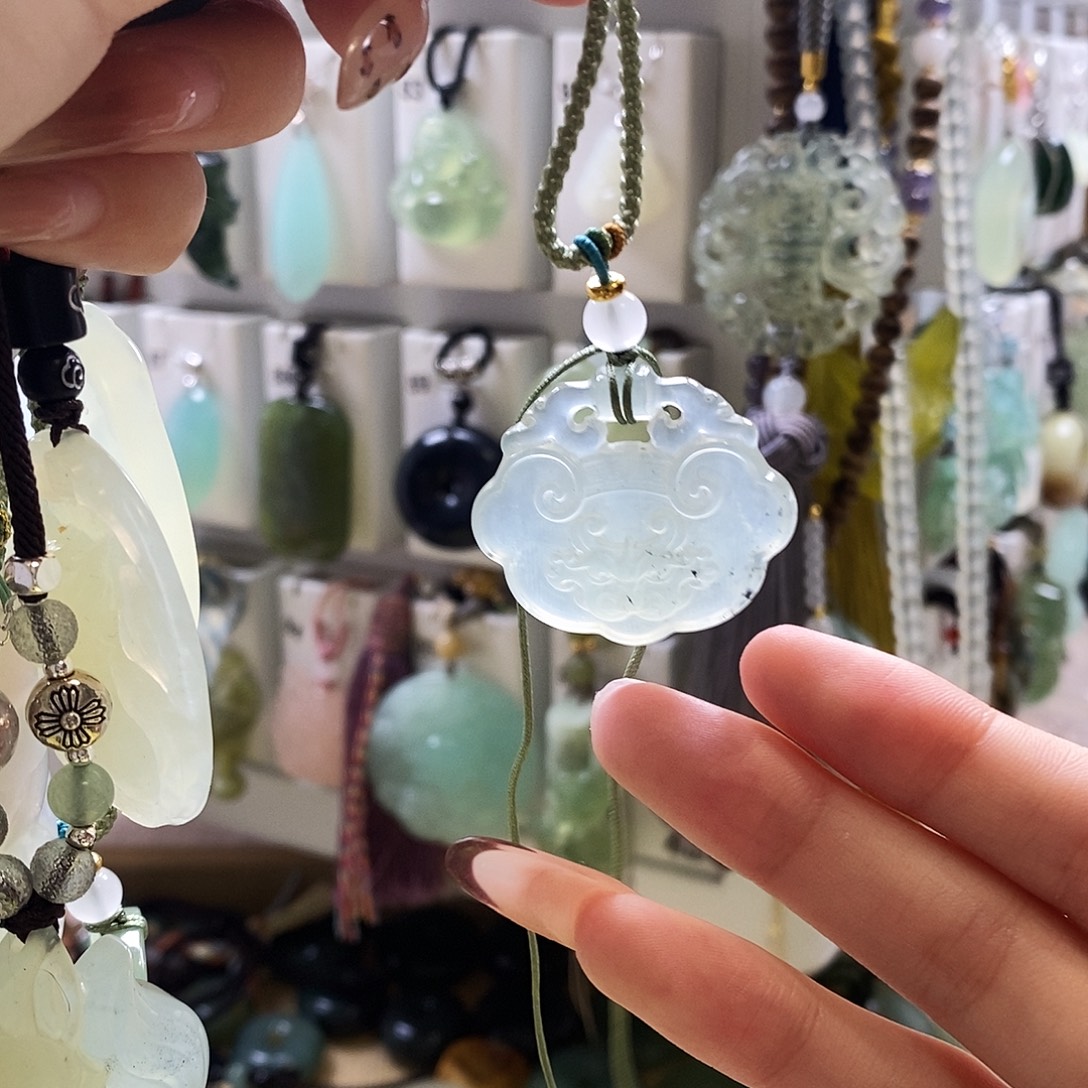 蛇纹石玉未镶嵌颈饰