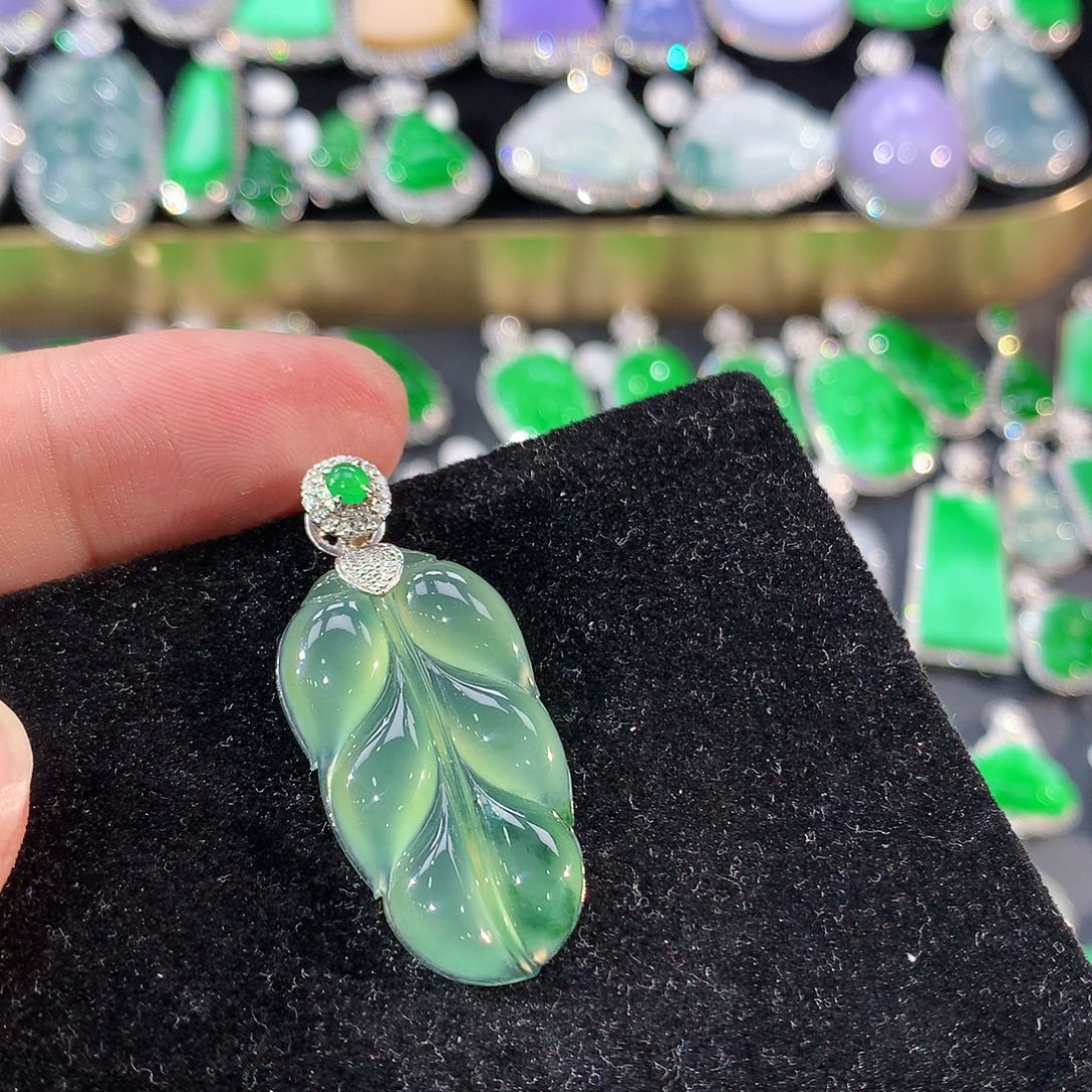 翡翠18K金镶嵌颈饰