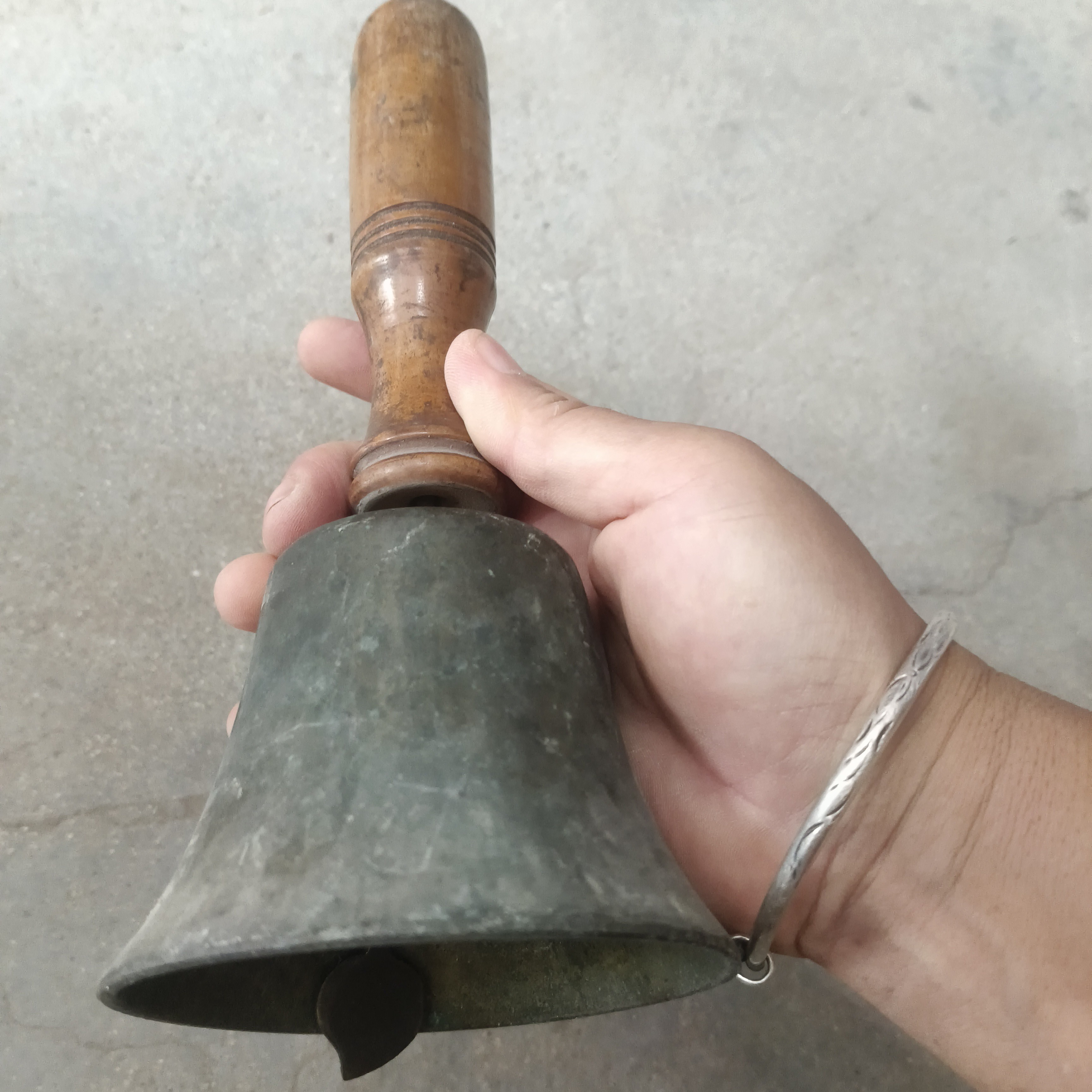 木柄手摇铃铛一个，品相如图，可正常使用
