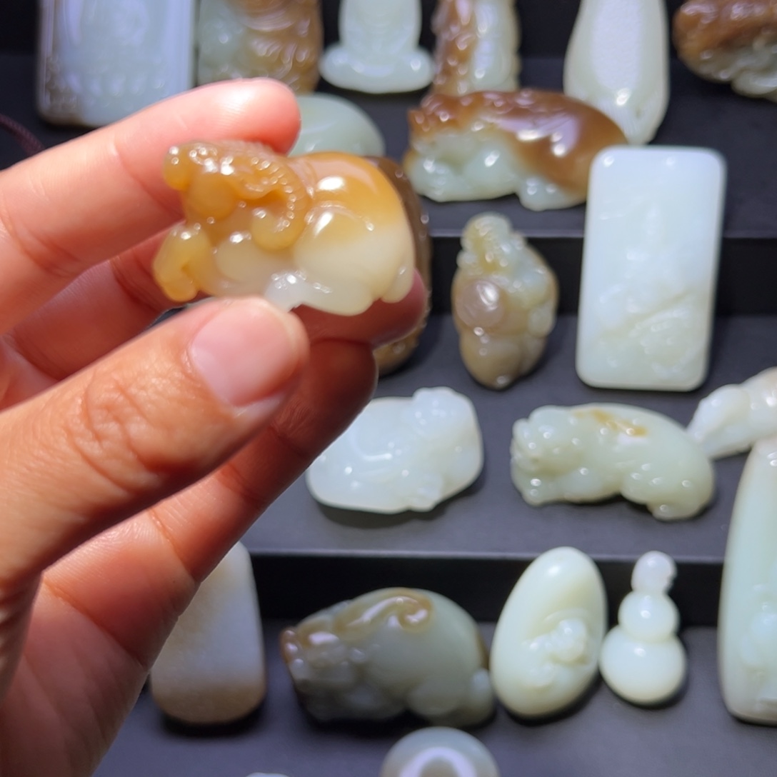 周***。和田玉未镶嵌颈饰