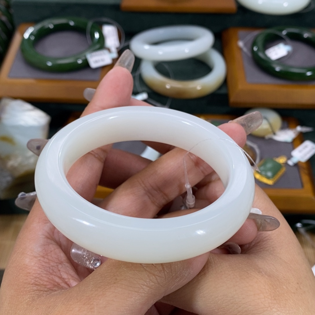 和田玉手镯未镶嵌