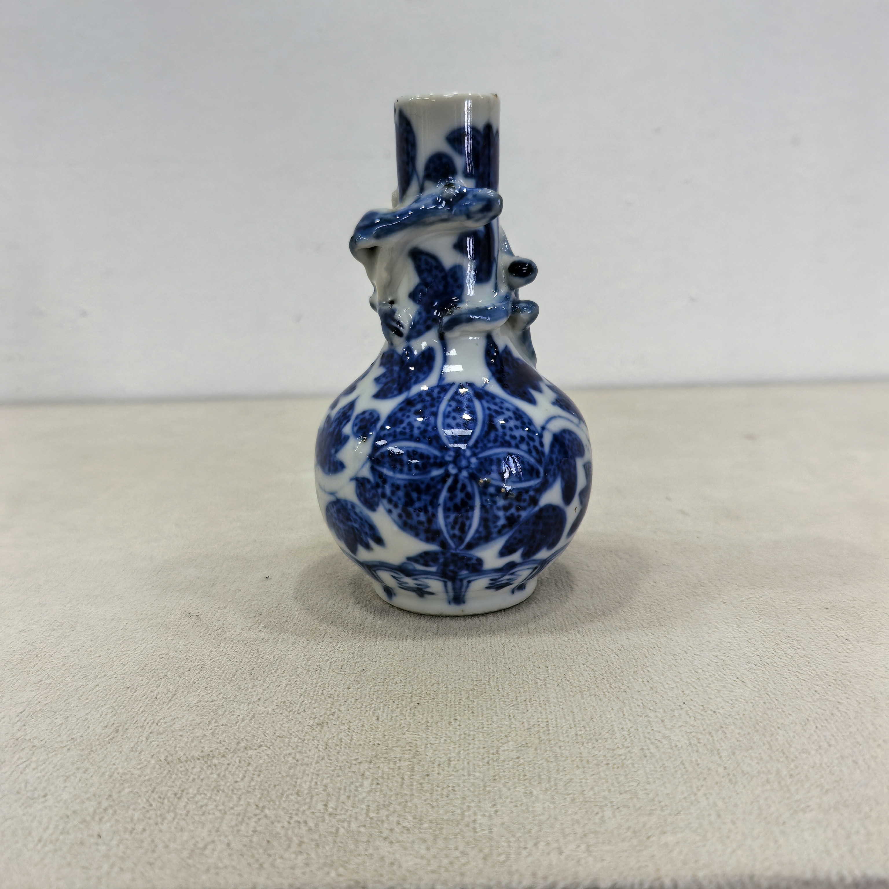 青花团花纹堆雕盘龙小赏瓶