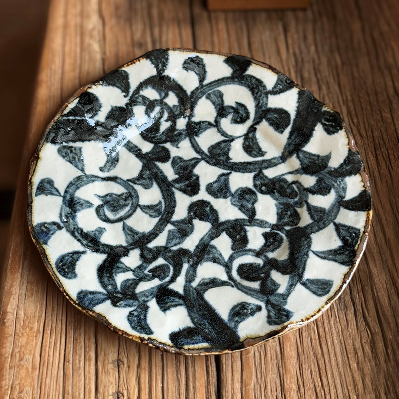 日本进口章鱼唐草花边盘20.5cm盘子异形复古手工陶瓷手绘釉下彩