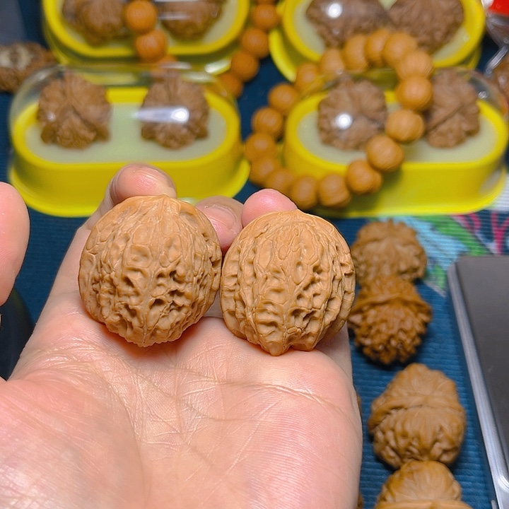 文玩核桃吊坠龙胆