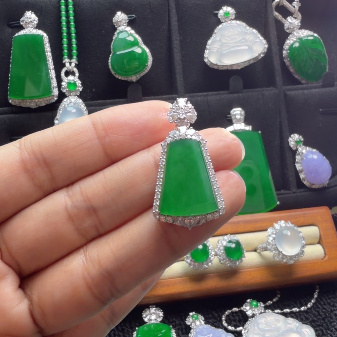 翡翠18K金镶嵌颈饰吊坠