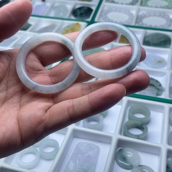 翡翠未镶嵌颈饰手镯