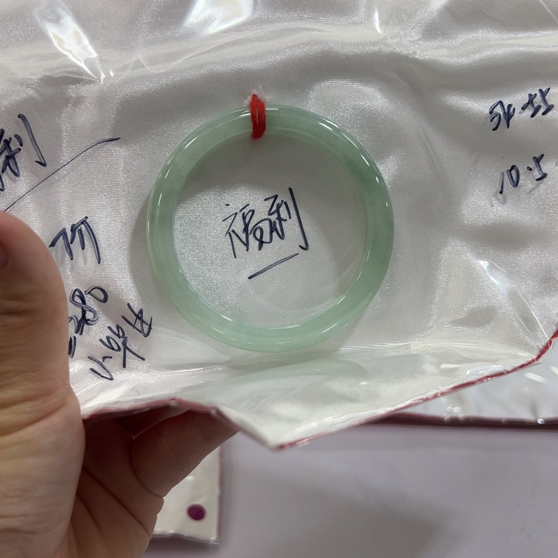 翡翠手镯未镶嵌留*.手镯