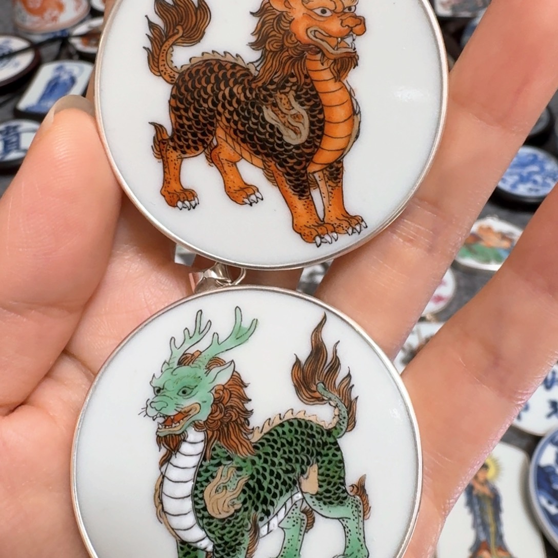 张***亮瓷片粉彩纯银麒麟挂件一对