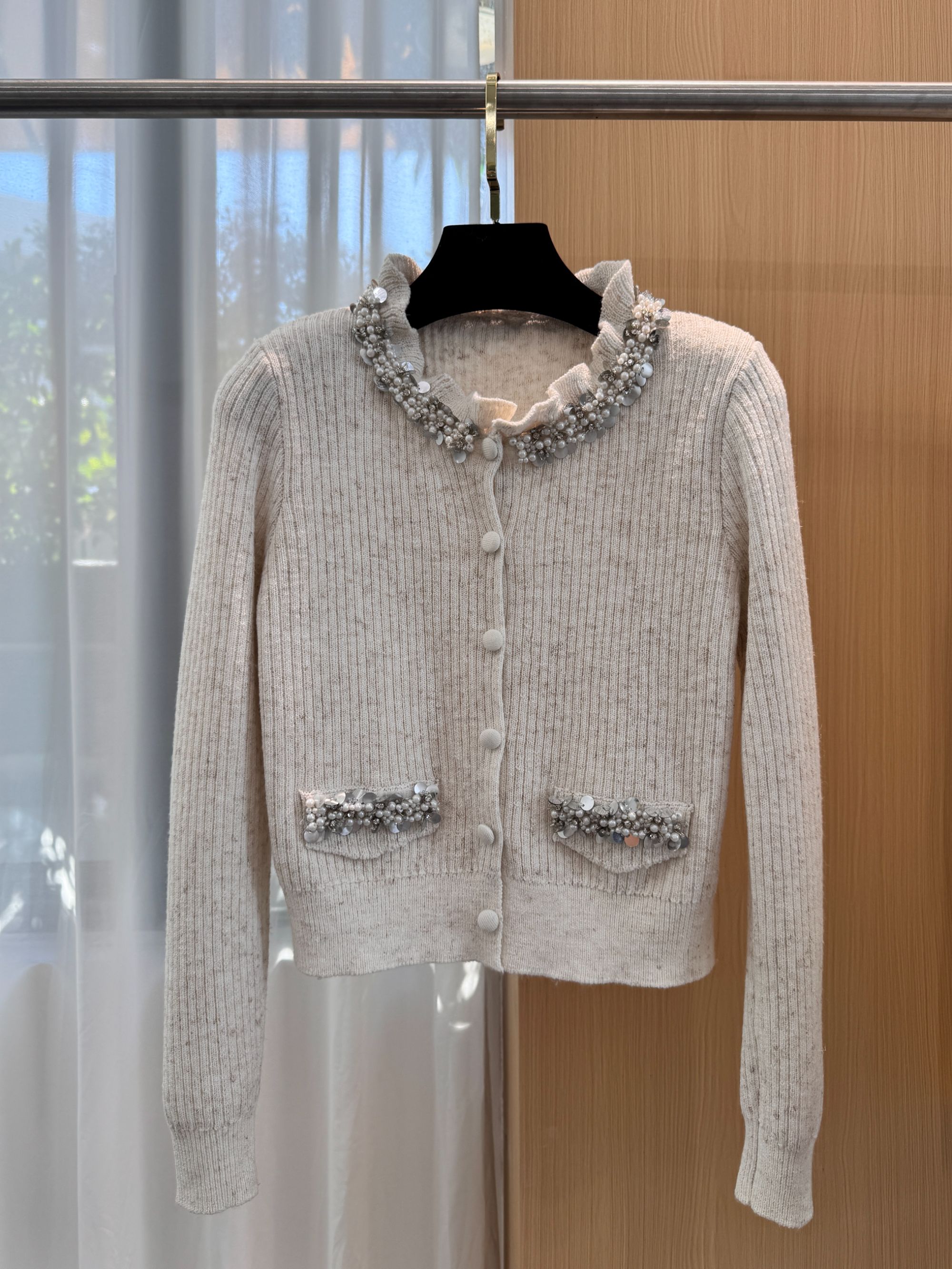 《猪猪出品》燕麦色镶钻常规针织圆领毛针织衫气质翻领167