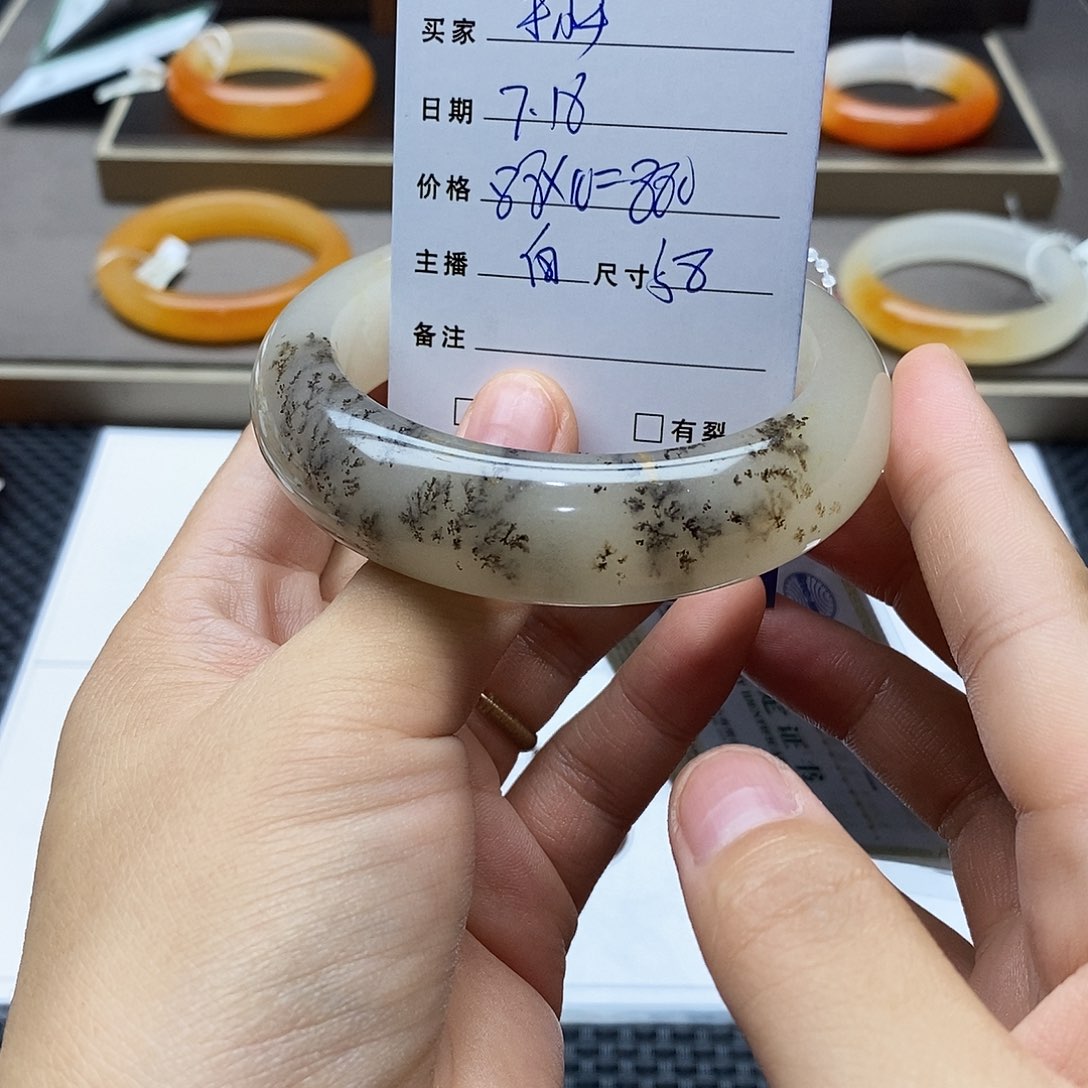 于***于石英质玉（黄龙玉）未镶嵌手镯