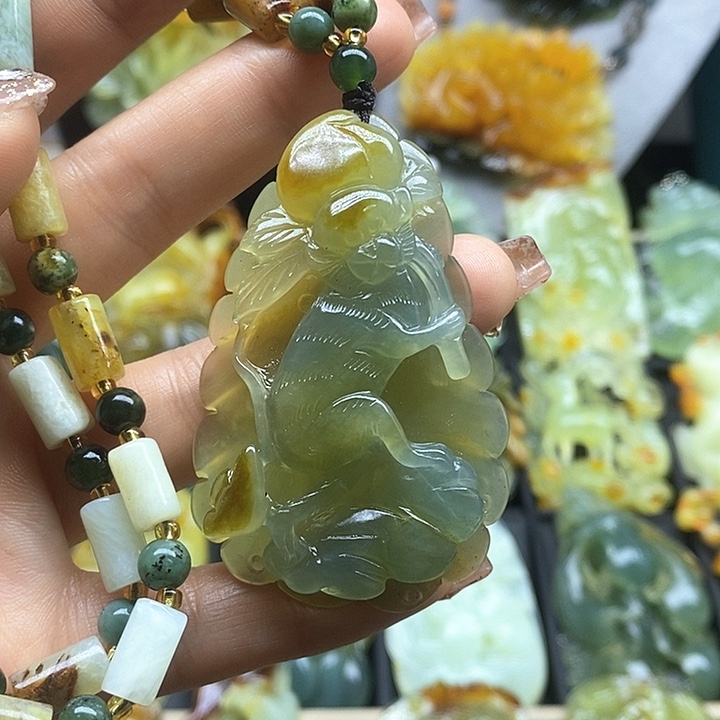 蛇纹石玉挂件未镶嵌