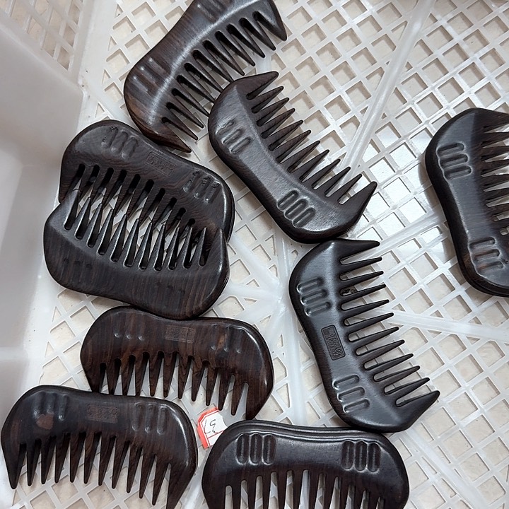 紫光檀木小月梳子瑕疵