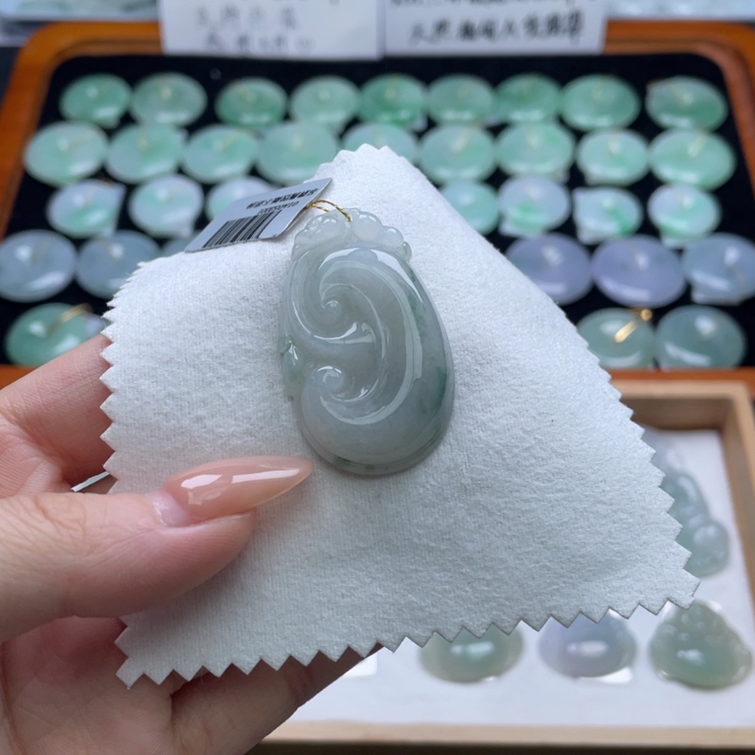 翡翠未镶嵌颈饰如意