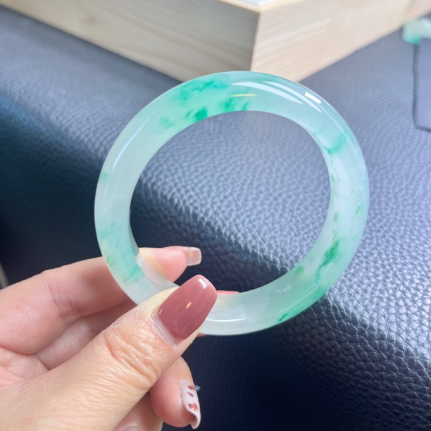 独龙玉冰飘花手镯