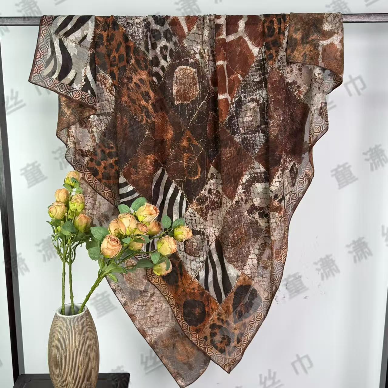 （狂野时代）烧花135*135左右方巾围巾