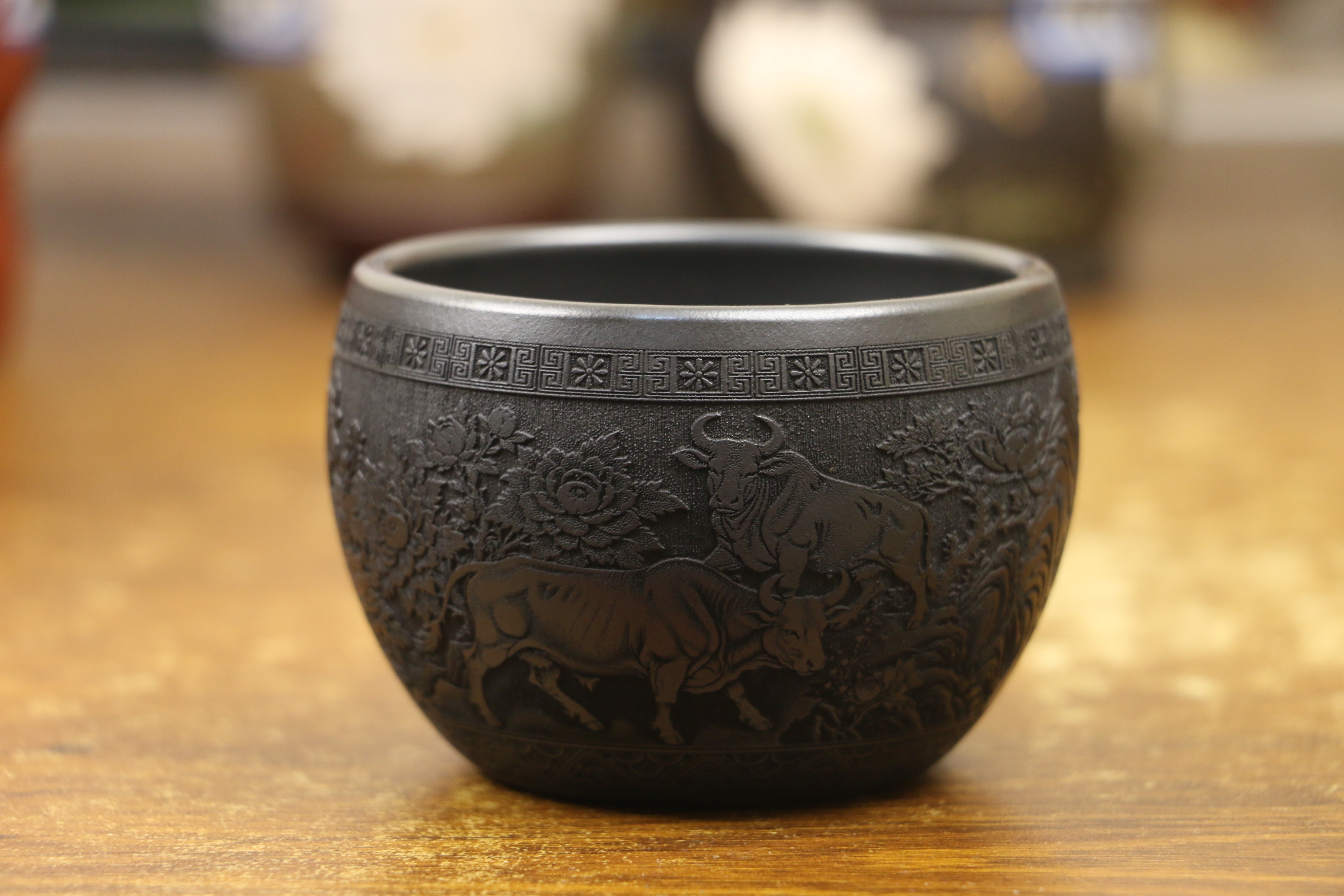 1088宜兴石黄泥刻绘生肖牛紫砂主人杯容量160毫升