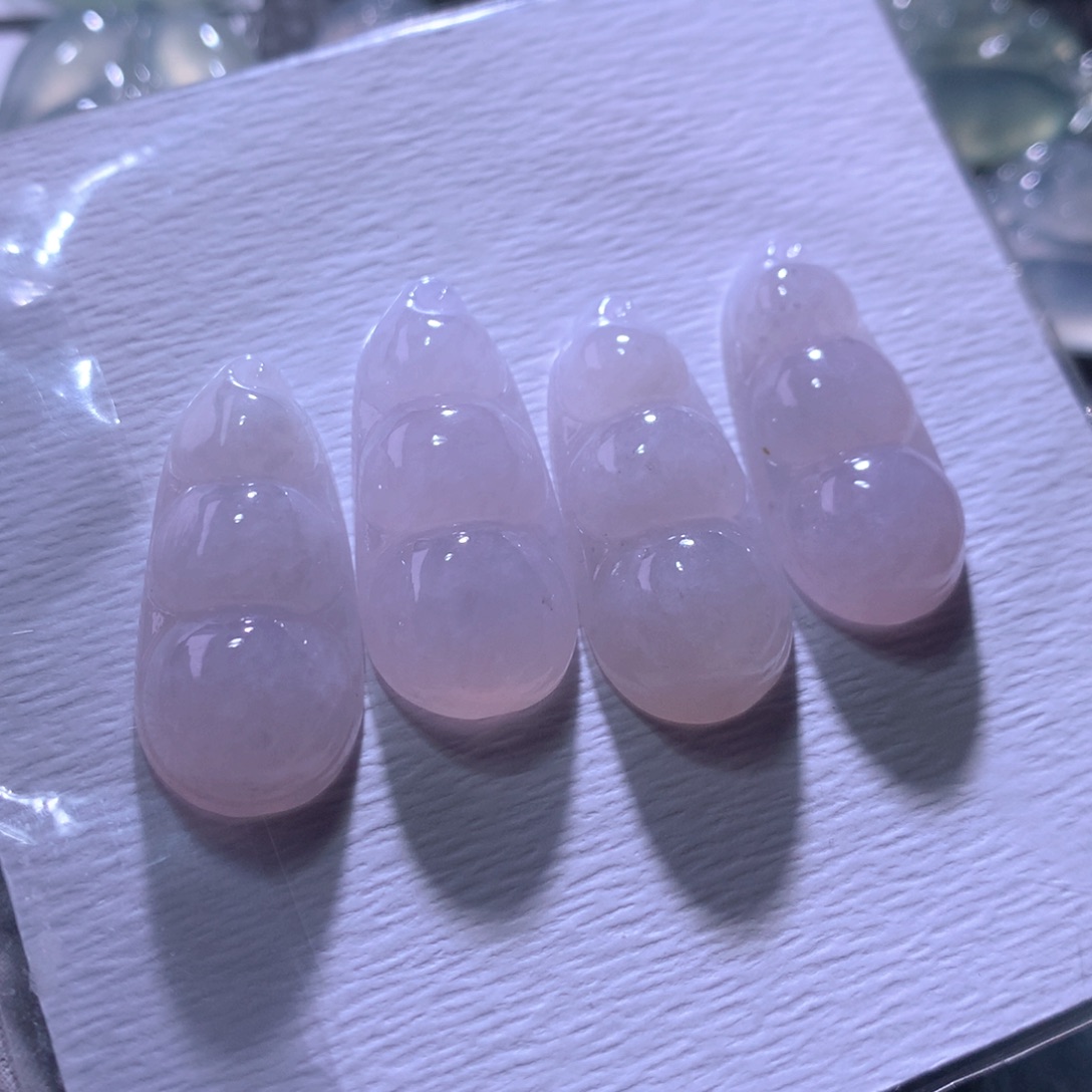 翡翠未镶嵌颈饰一手