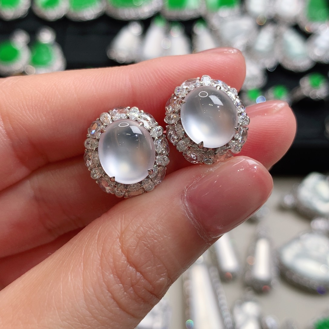 颈饰18K金镶嵌翡翠耳钉