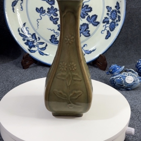 用***7一个龙泉四方瓶全品