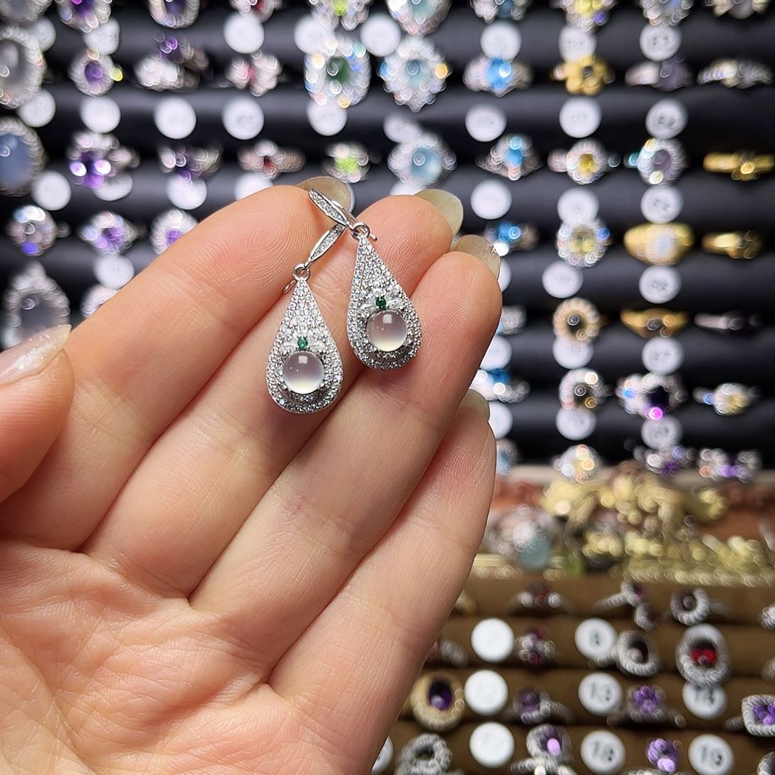 银S925镶嵌蛇纹石玉耳钉呼*