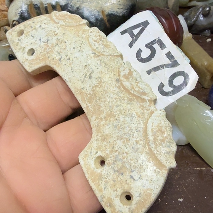 透闪石-蛇纹石玉未镶嵌颈饰