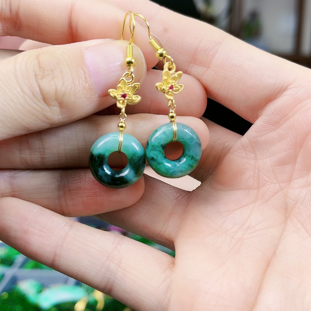 翡翠颈饰未镶嵌耳饰多样性