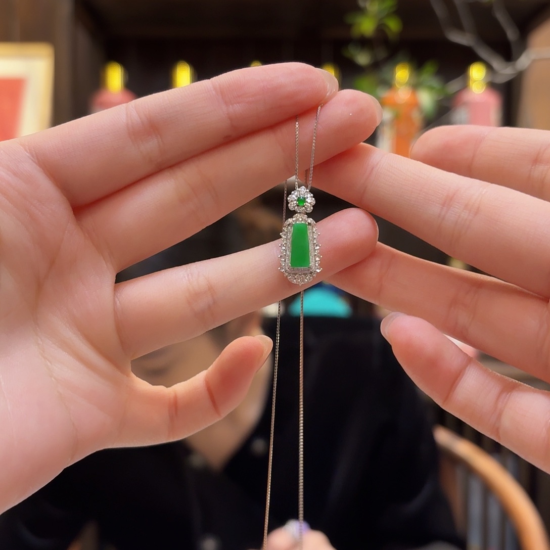 翡翠吊坠(赠链)18K金镶嵌