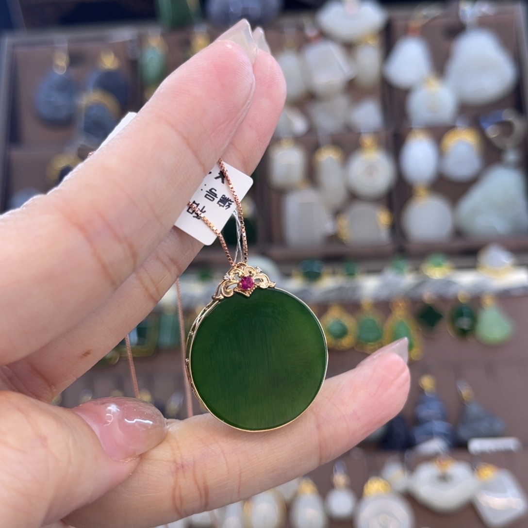 和田玉吊坠18K金镶嵌