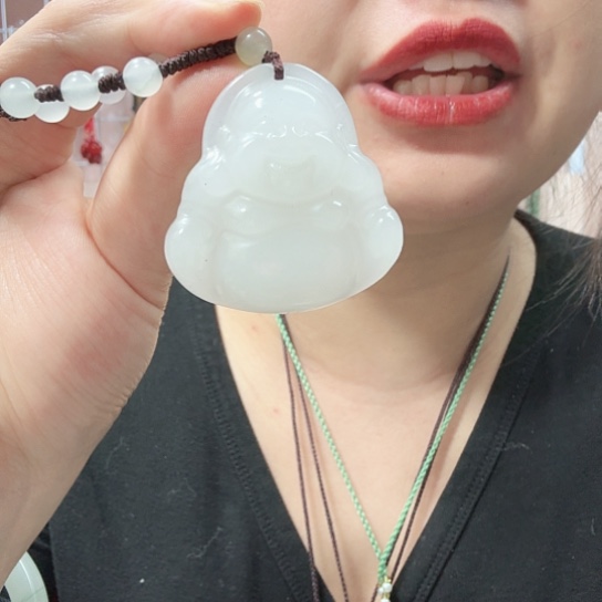 石英质玉未镶嵌颈饰瑕疵