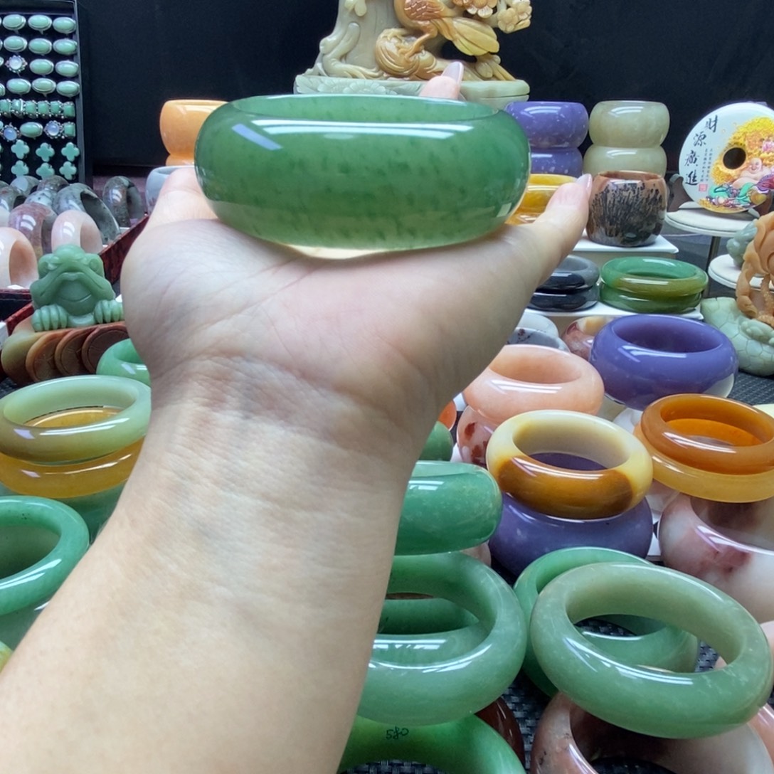 欣***旧石英质玉未镶嵌手镯