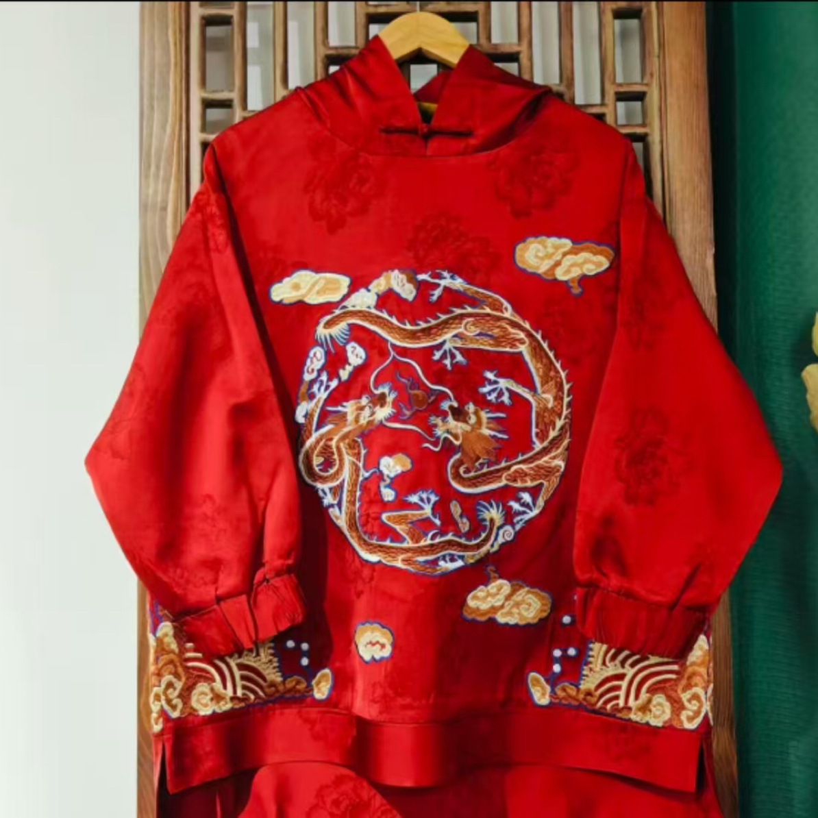 红（HY25030）凤徕兮定制红色牡丹暗纹底双龙刺绣中长款带帽卫衣