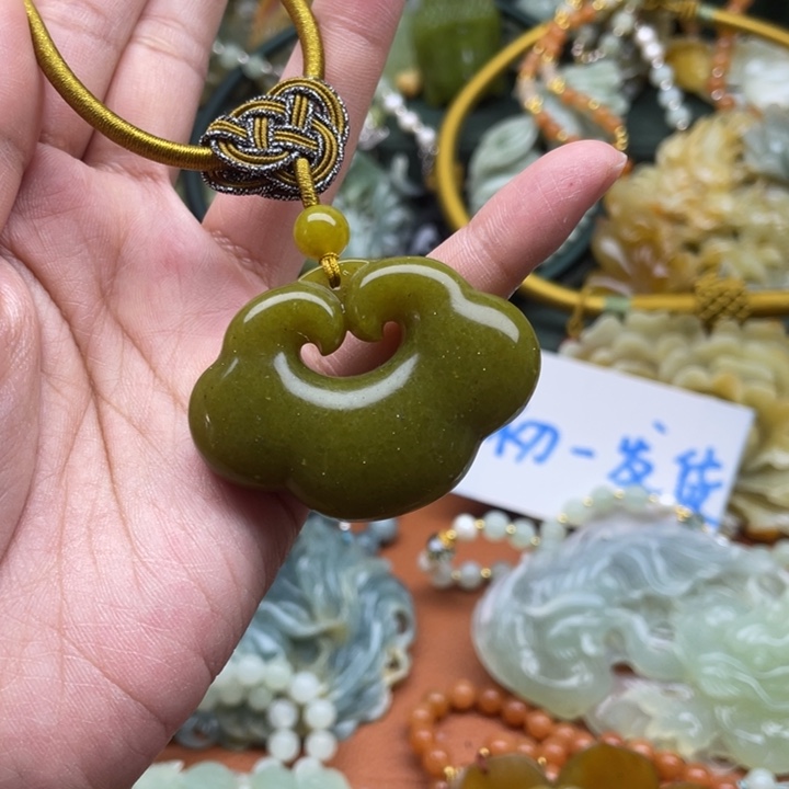 蛇纹石玉吊坠合金