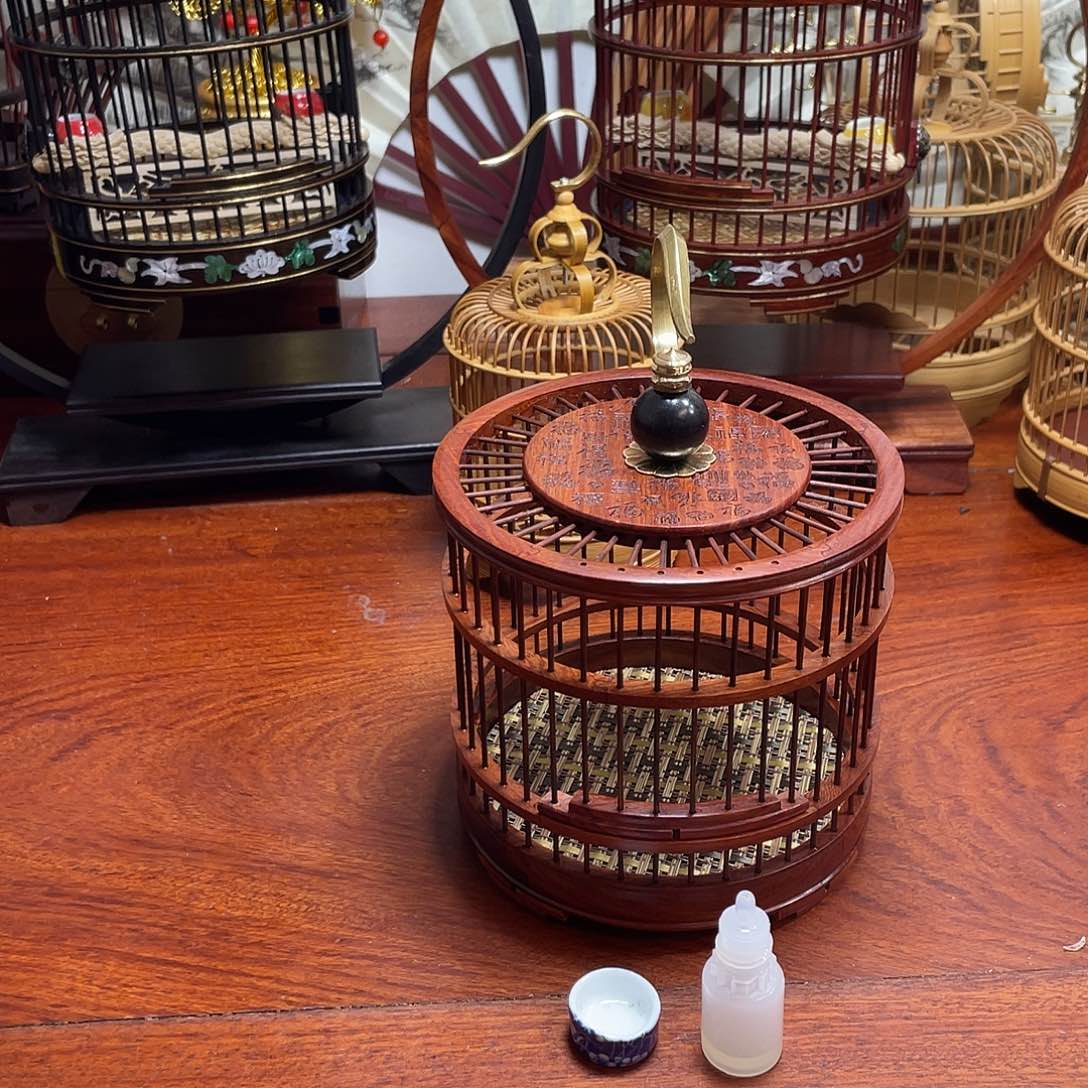 两个雪檀雕刻福字蝈蝈笼