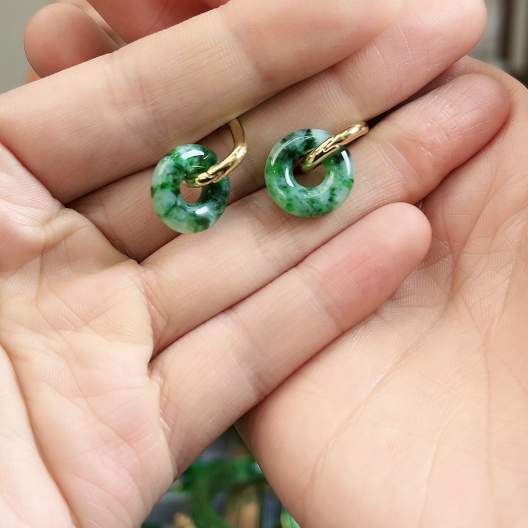 翡翠颈饰未镶嵌耳饰