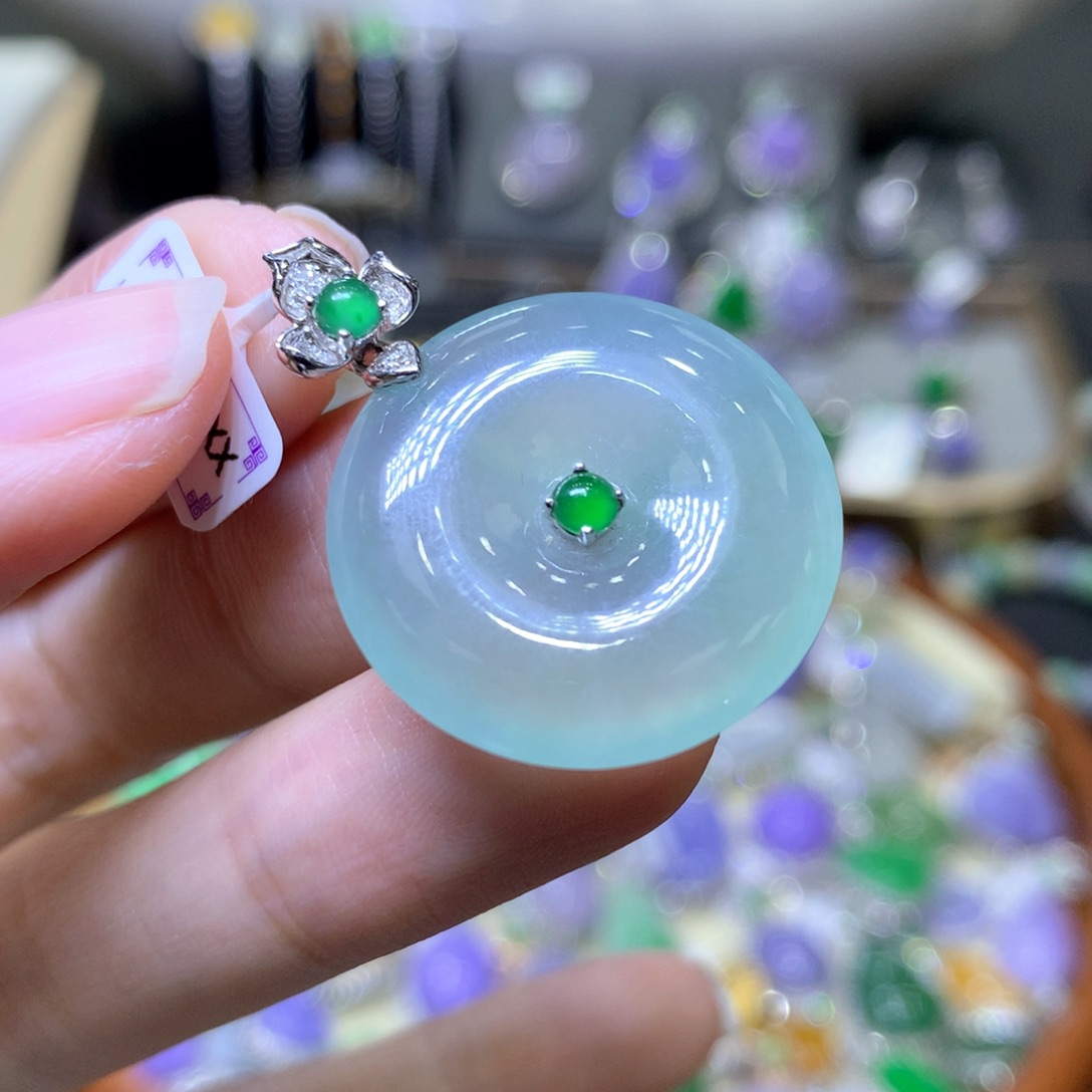 【闪购商品】翡翠颈饰18K金镶嵌翡翠吊坠项链