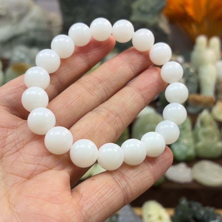 皮***妹和田玉未镶嵌颈饰