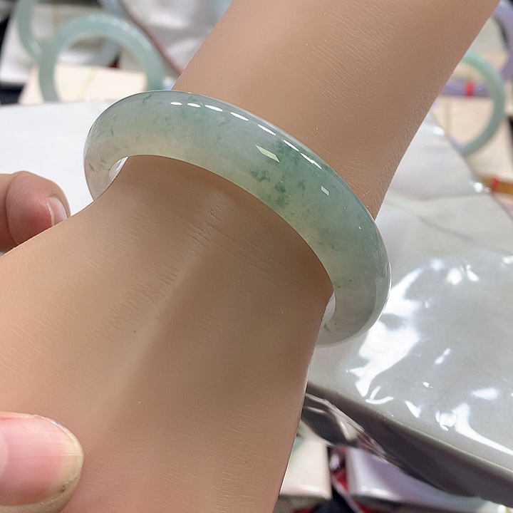 翡翠手镯未镶嵌翡翠