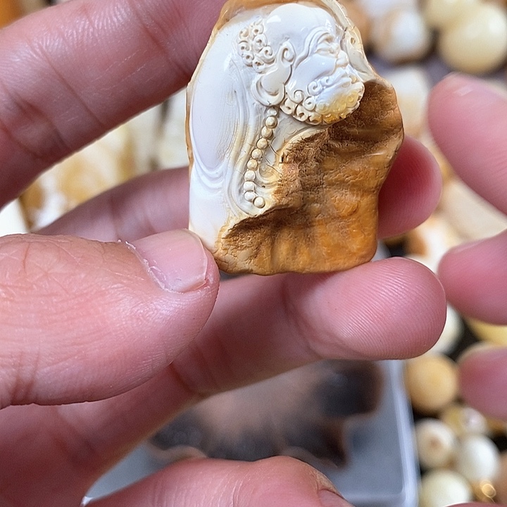 琥珀裸石未镶嵌我