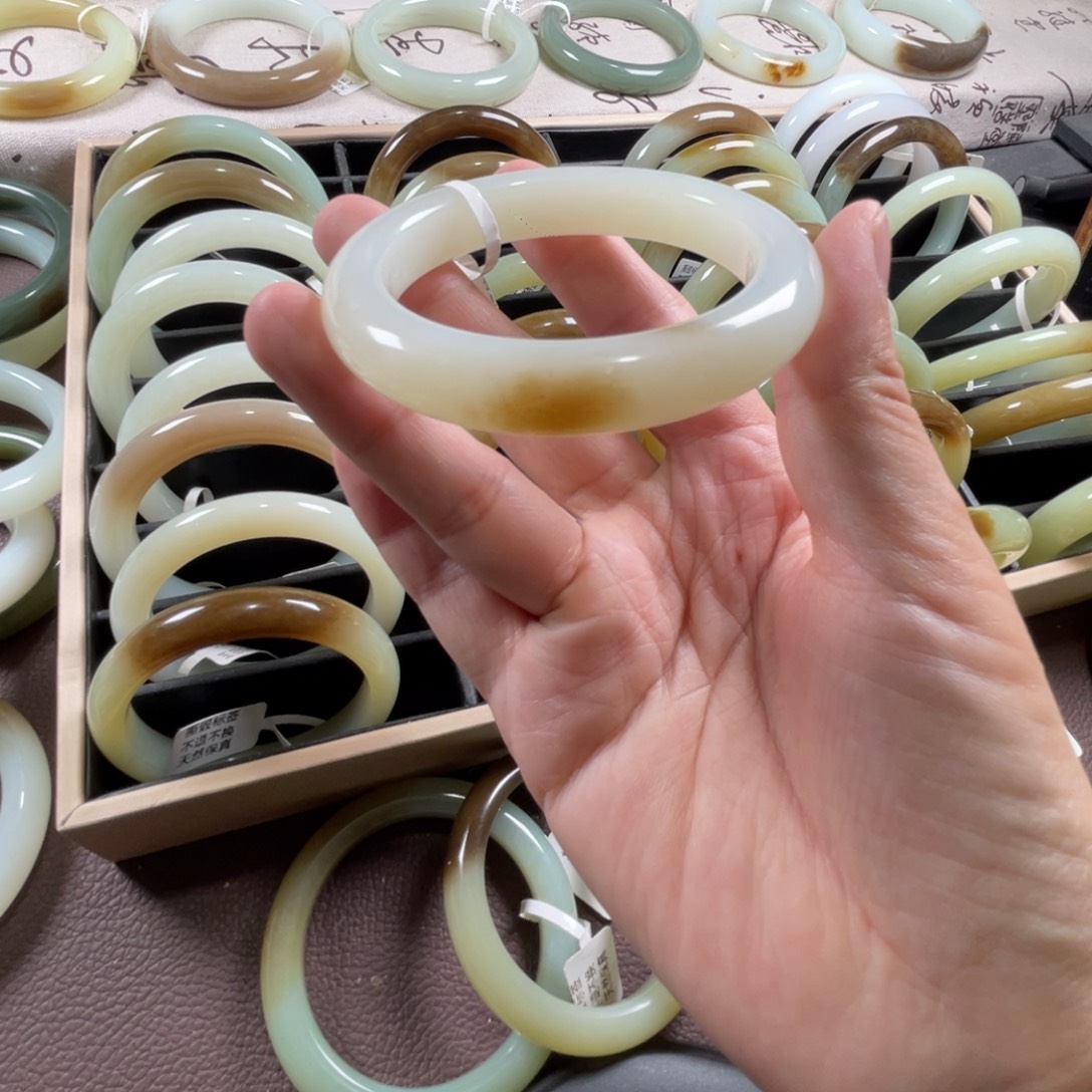 和田玉未镶嵌手镯